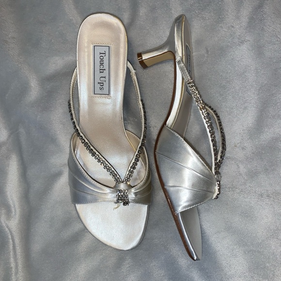 Touch Ups white satin thong kitten heel rhinestone strap size 9.5 Sandals bride - Picture 2 of 10